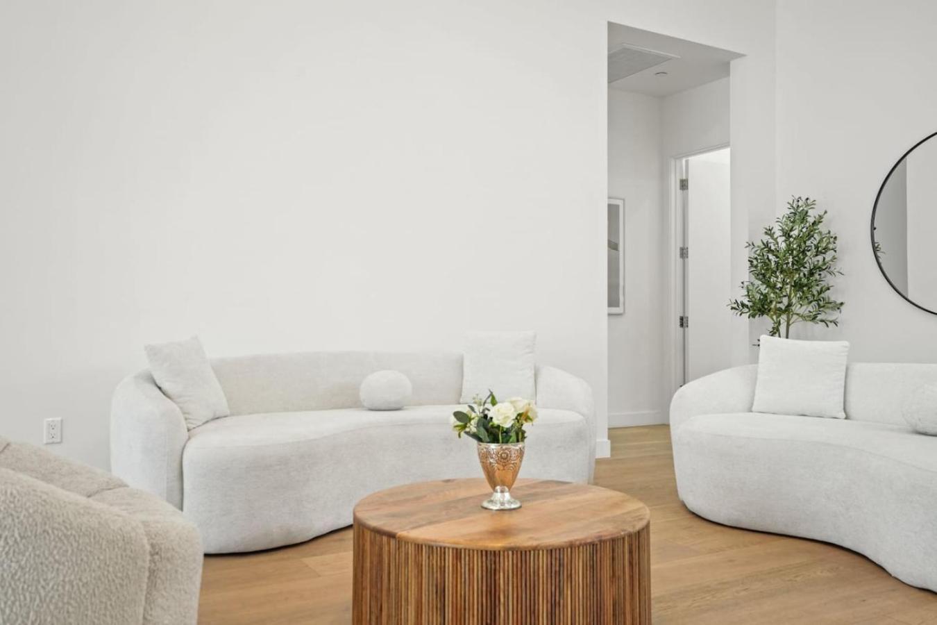Modern High End High Ceiling 3bd La