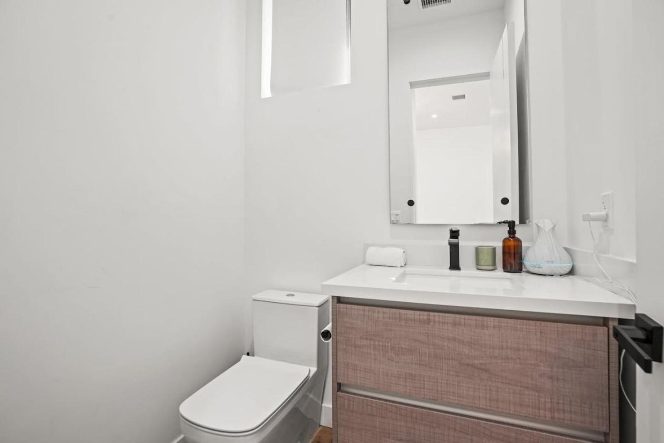 Modern High End High Ceiling 3bd La