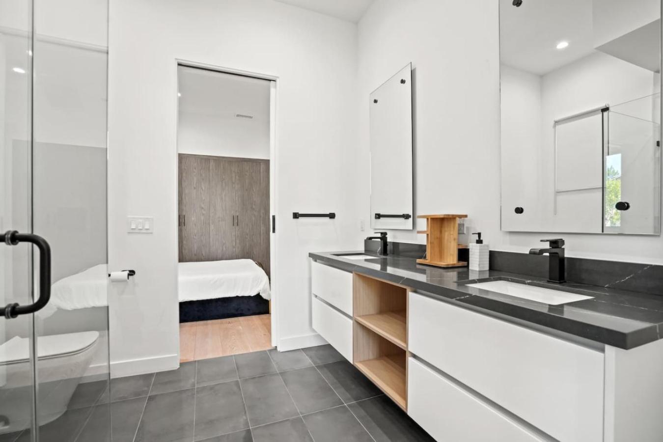 Modern High End High Ceiling 3bd La